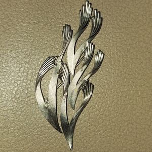 Vintage Signed Trifari Silvertone Leaf Brooch Pin